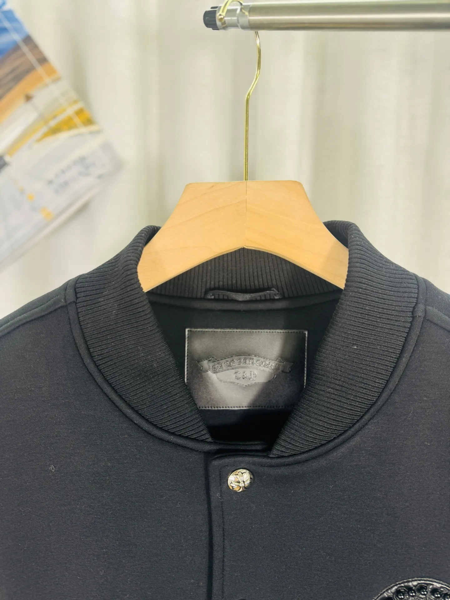 P540 top version, real shot without P, ​​different from market currency) 𝗖𝗵𝗿𝗼𝗺𝗲 𝗛𝗲𝗮𝗿𝘁𝘀/Cro Heart 2025 washed and burned flower patch embroidered autumn and winter new original single counter American patchwork 3D three-dimensional couple casual cardigan plus velvet baseball jacket 👑The highest version! Customized fabric 550g tripe terry fabric! American acid-washed and distressed original fabric, laser burning + patch embroidery, exquisite embroidery of beaded letters!  The best-selling model in the counter, very comfortable to wear. Accessories: original molded and authenticated collar label➕100% silk wash label. Genuine purchase-grade original hangtag➕matching hanging rope➕3D hanging beads➕original packaging bag. Craftsmanship: The original version has consistent wiring! The highest version of the armhole matching technique! Color: Black Size: S M L XL Style No.: 615